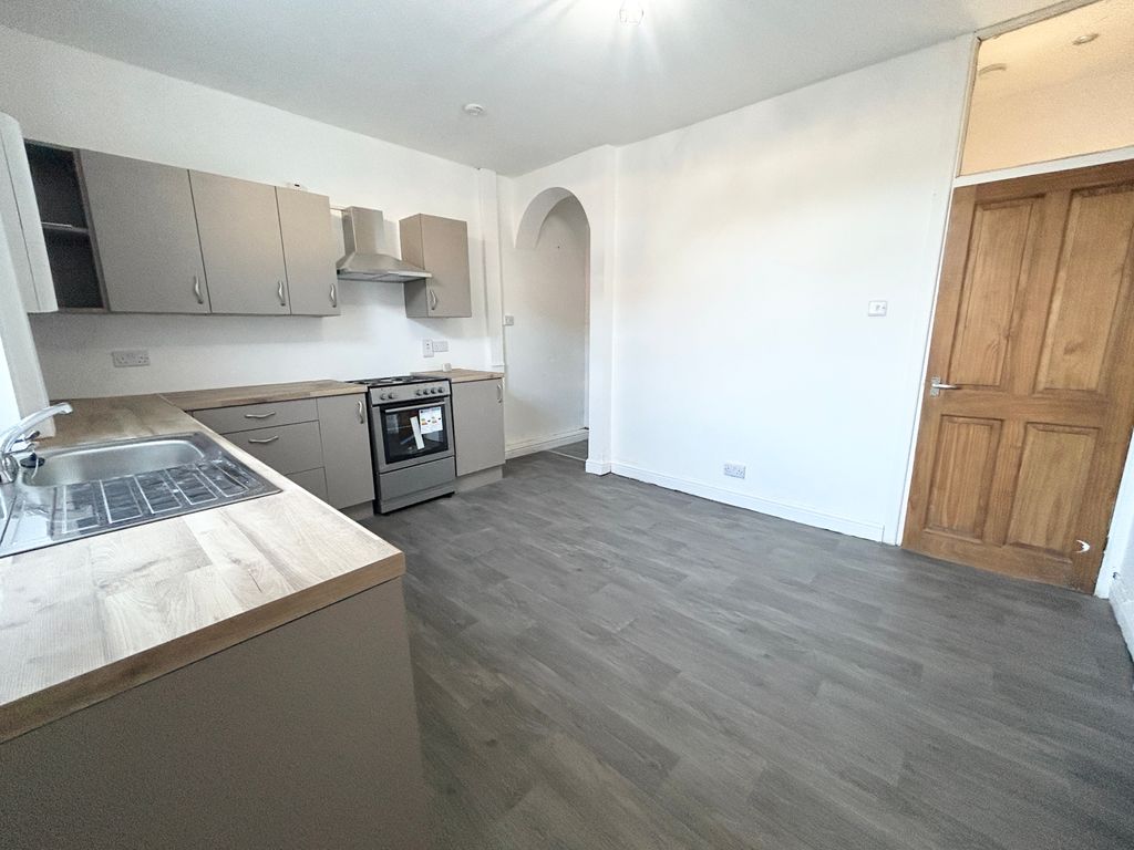 Property photo 3 of 10 Kitchen