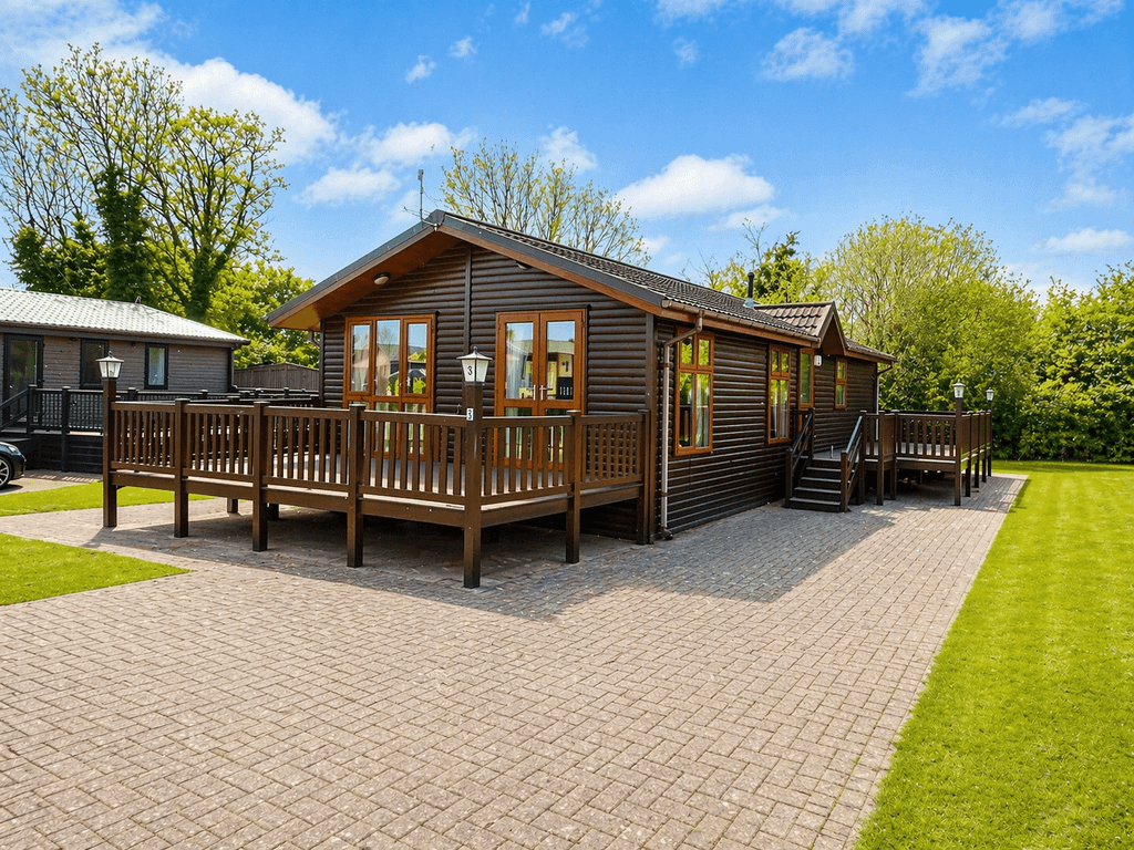Property photo 1 of 8 2 Bedroom Lodge For Sale
