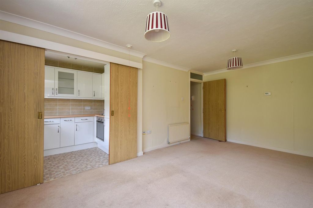 Property photo 3 of 11 Living Room/Kitchen