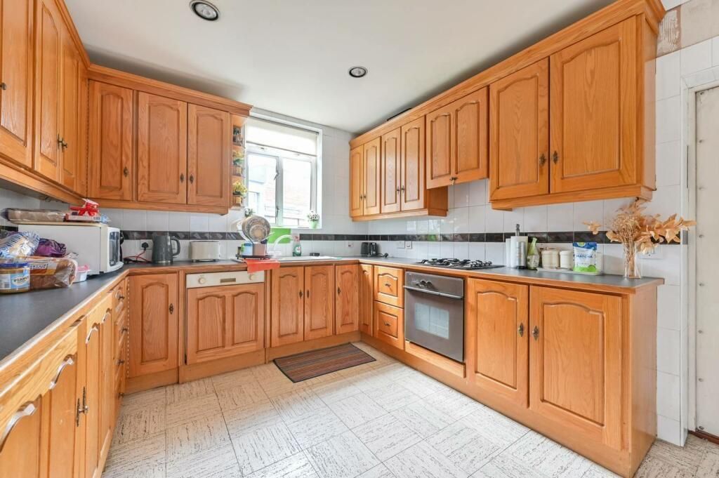 Property photo 3 of 10 Kitchen