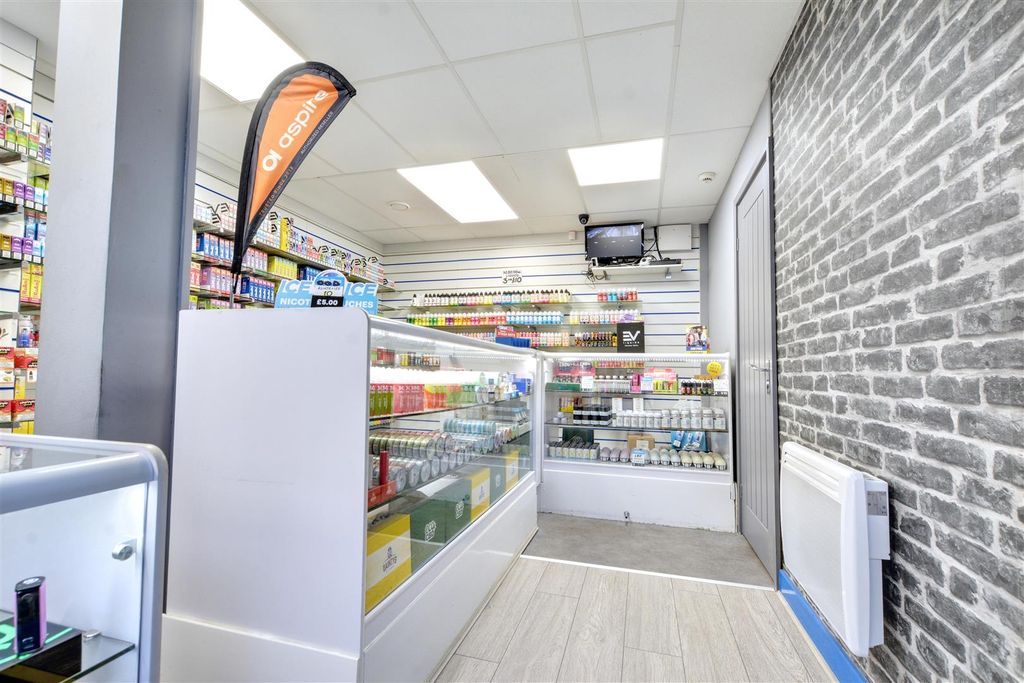 Property photo 3 of 31 Shop