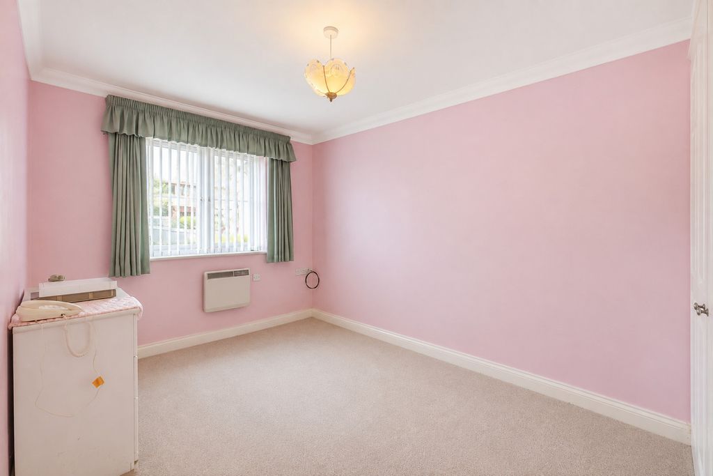 2 bed flat for saleHart Road, Thundersley, Benfleet SS7 photo 5