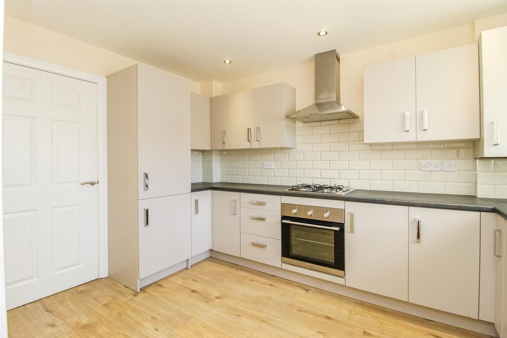Property photo 3 of 12 Kitchen