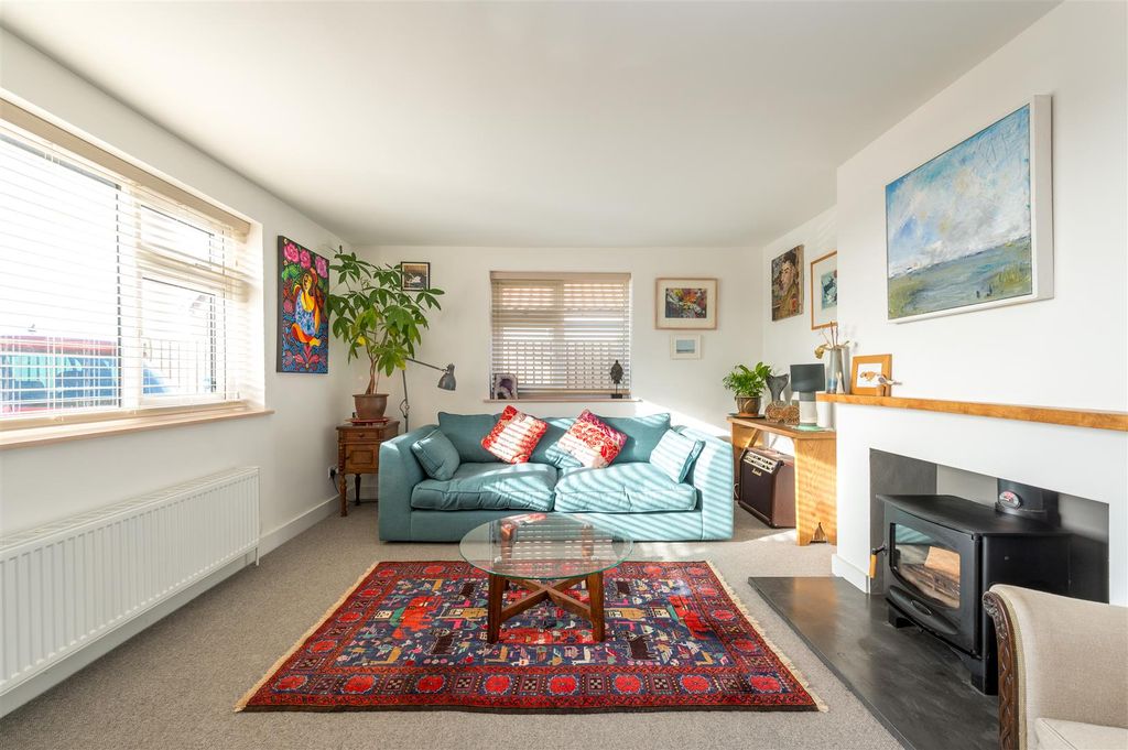 Property photo 2 of 25