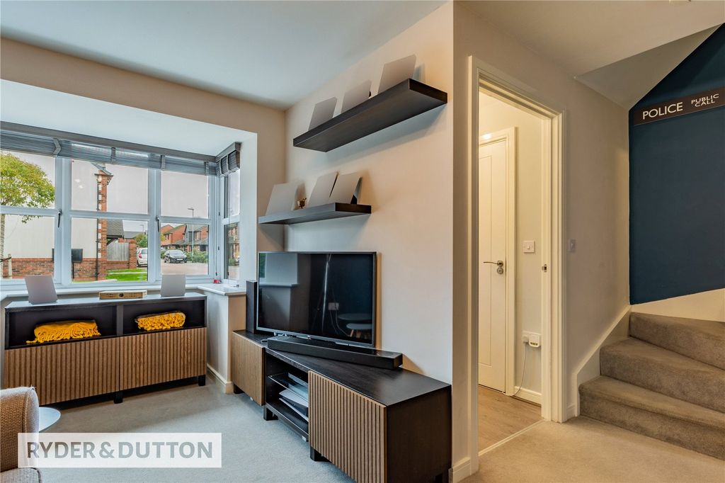 Property photo 3 of 20 Lounge