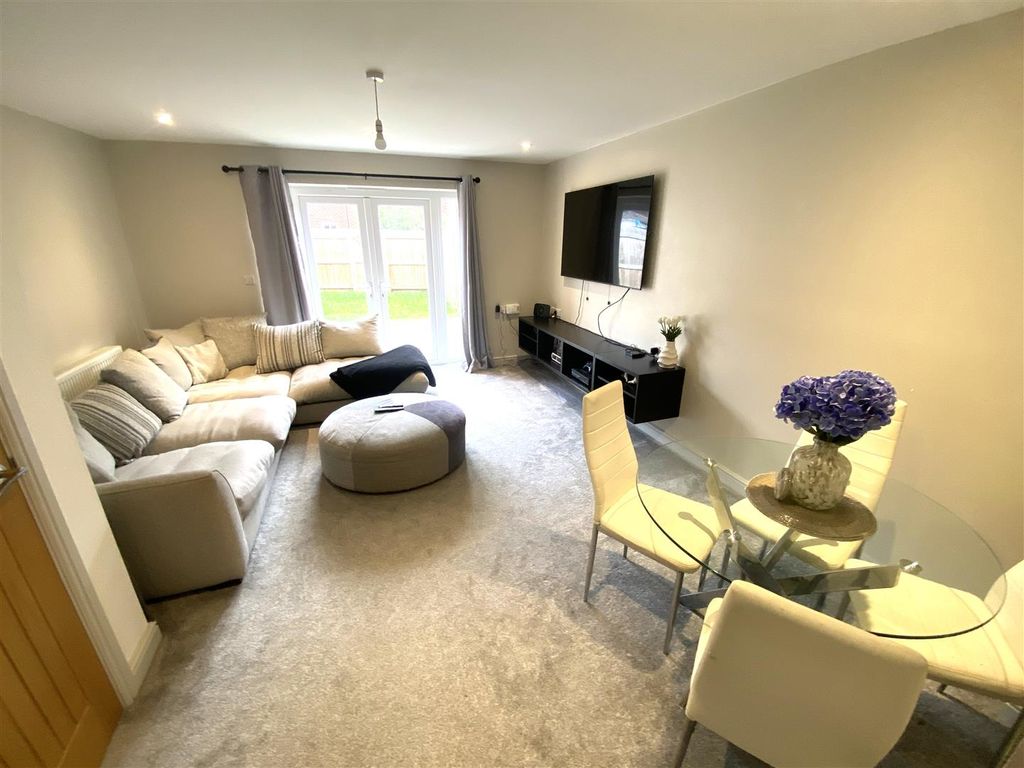 Property photo 3 of 8 Lounge