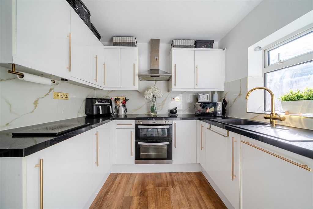 Property photo 3 of 23 1360855-23-68dc0B306E007.Jpg