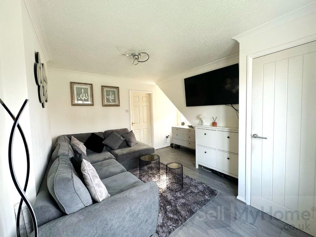 Property photo 3 of 10 Living Room