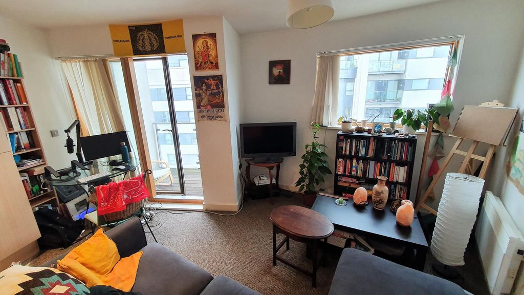 Property photo 3 of 28 Living Room