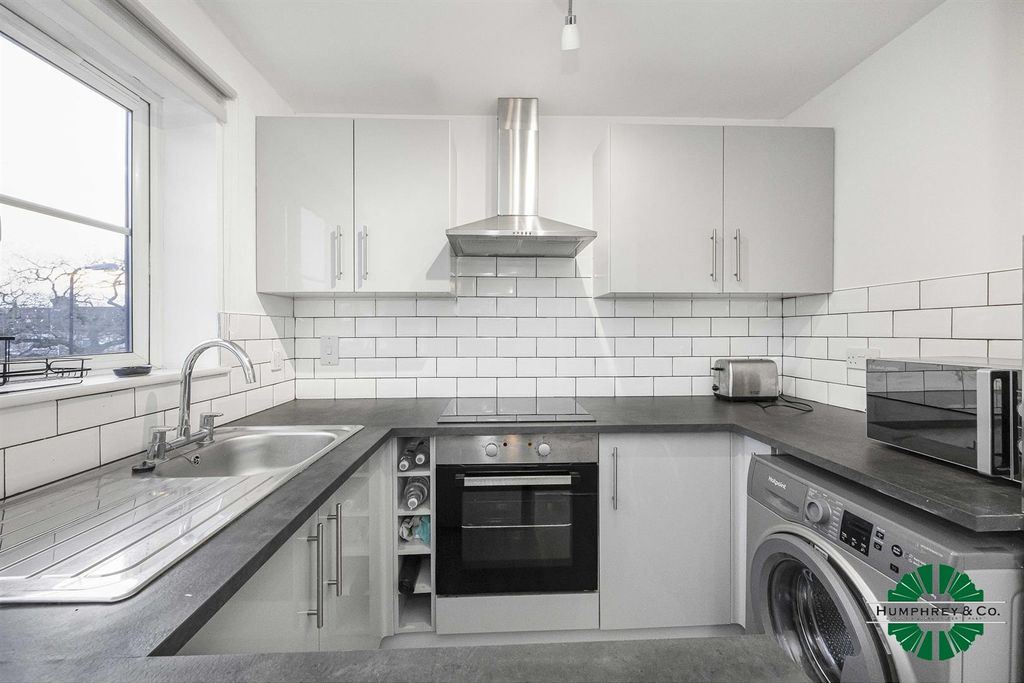 Property photo 1 of 13 13 Beaufort Close -005-2000.Jpg