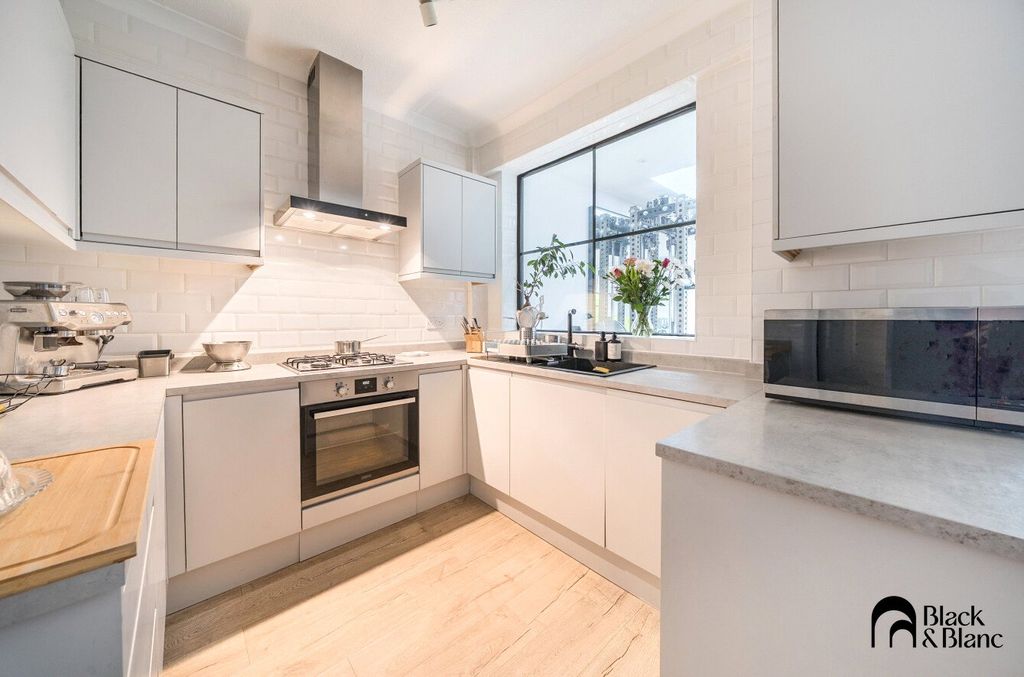 Property photo 3 of 21 Kitchen