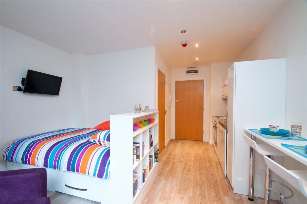 Property photo 3 of 3 Bright And Tidy Student Studio Featuring A Comfort...