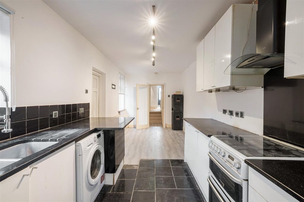 Property photo 3 of 22 Glenthorne Road, E17