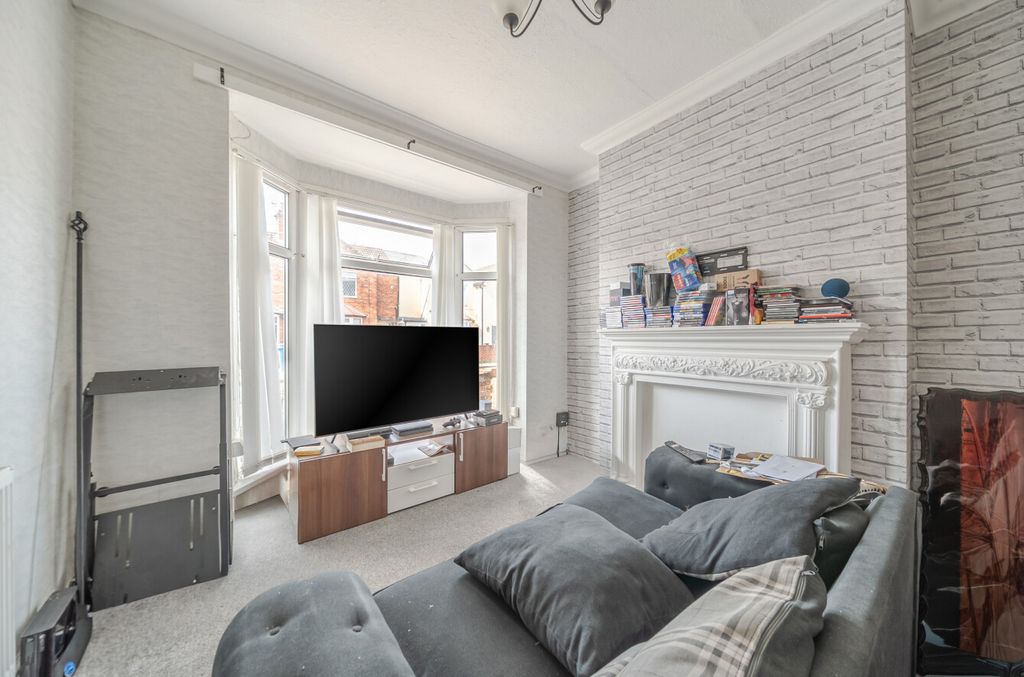 Property photo 2 of 8 1493347-10-6A7Af7...