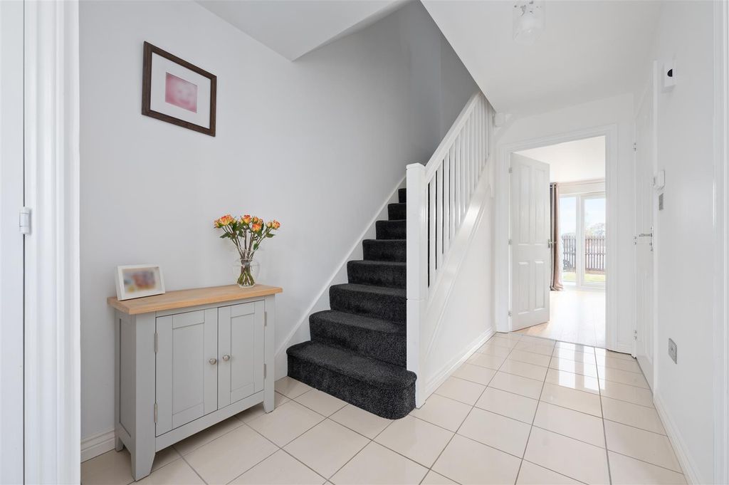 Property photo 2 of 29 52 Middlebank Rise 004.Jpg
