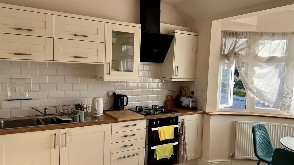 Property photo 3 of 8 Kitchen.