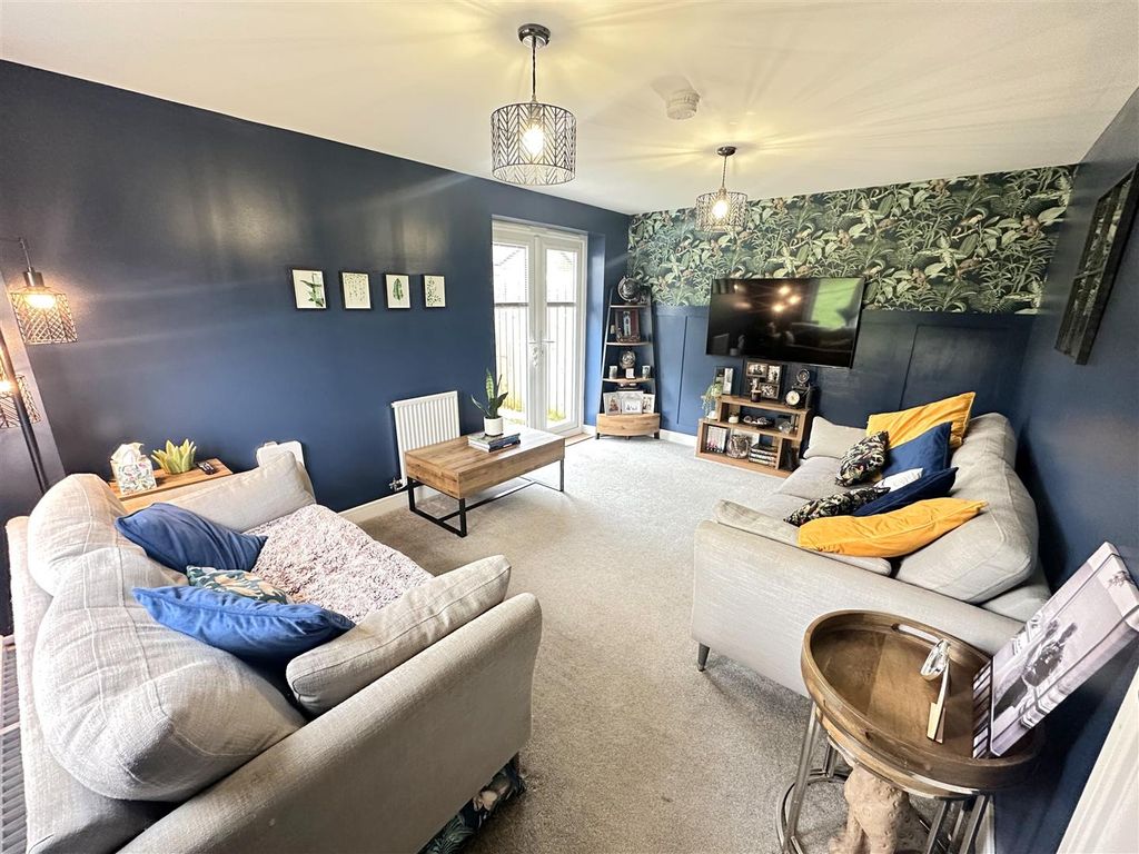 Property photo 3 of 37 Lounge