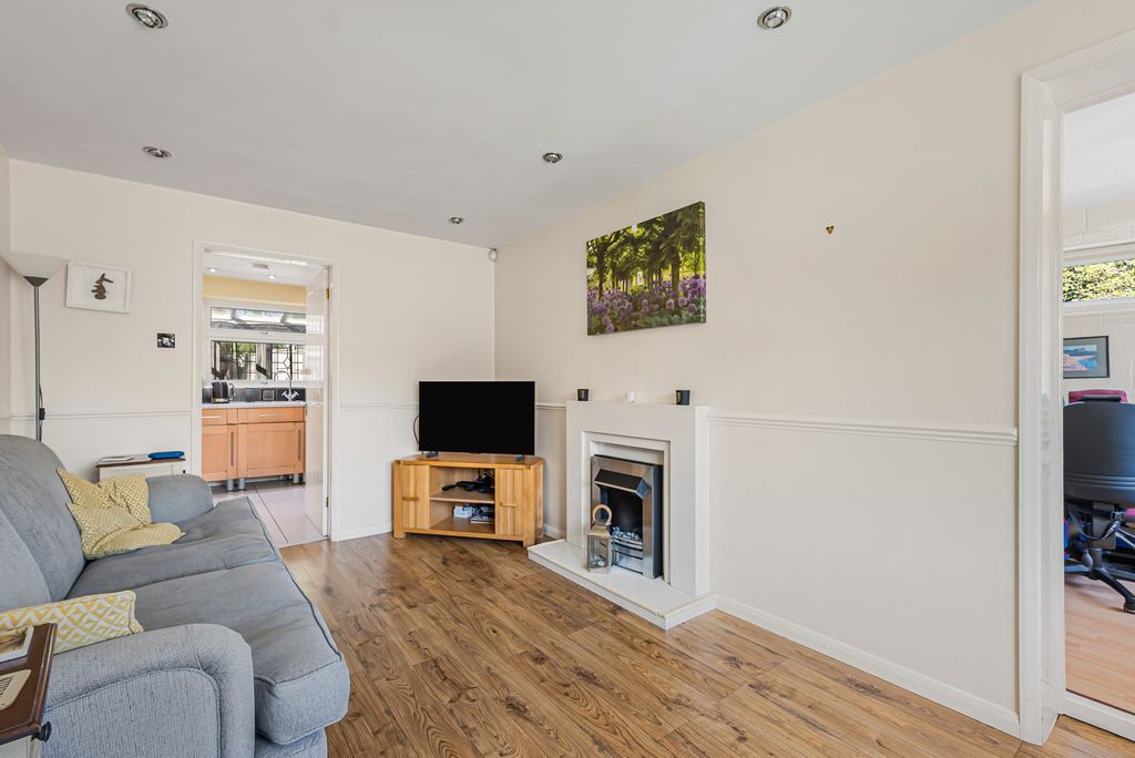 Property photo 2 of 17 Lounge