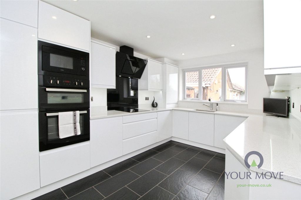 Property photo 3 of 32 Kitchen