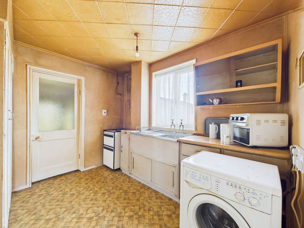 Property photo 3 of 17 Kitchen