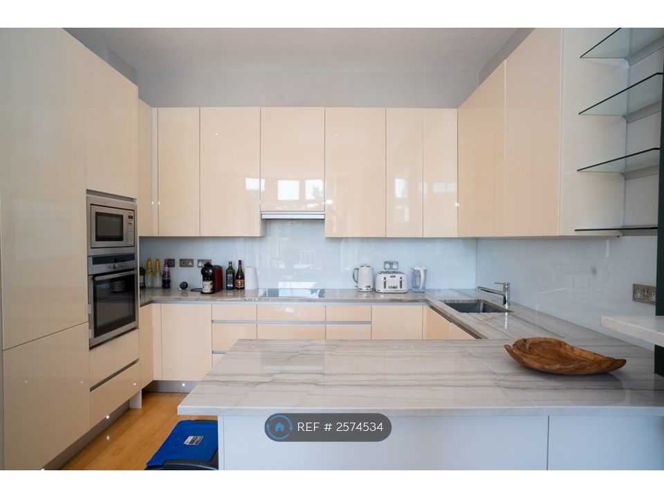 Property photo 2 of 10 Kitchen