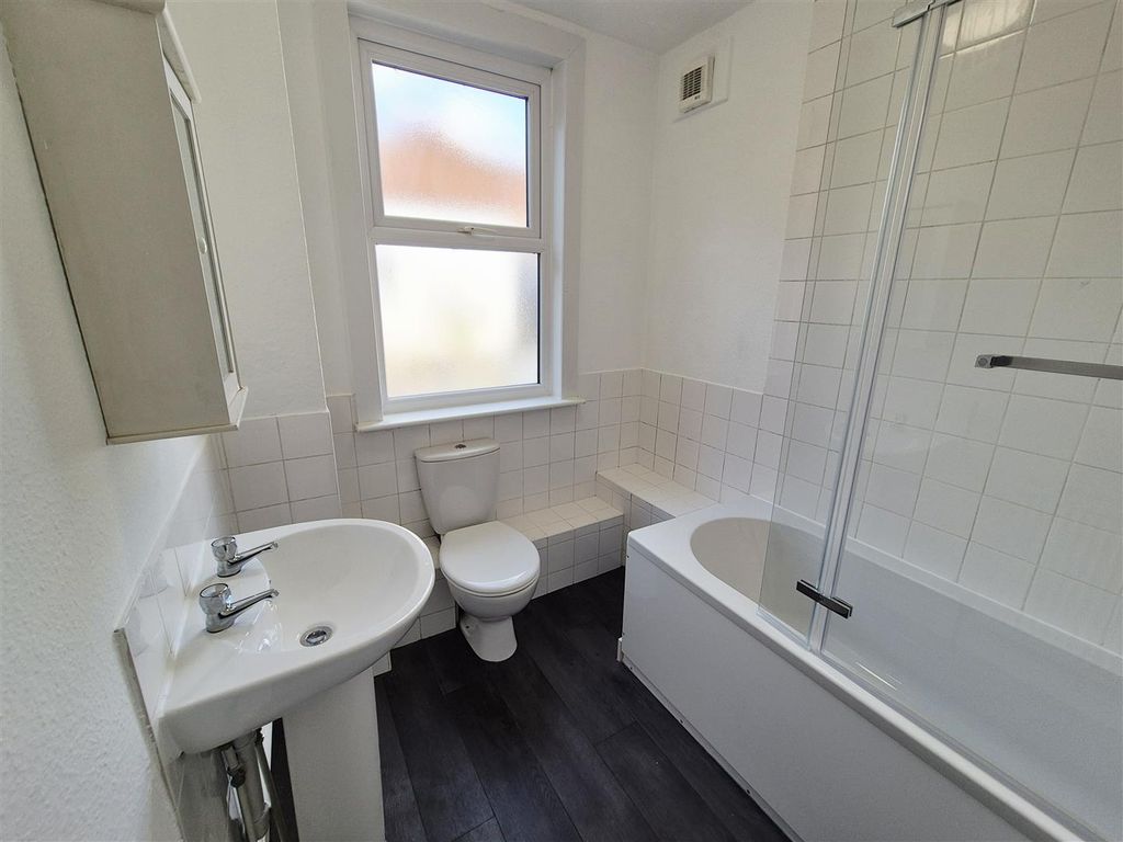 Property photo 2 of 12 Bathroom