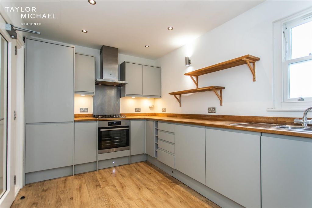 Property photo 1 of 21 Kitchen