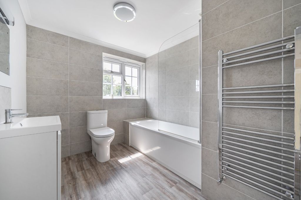 Property photo 3 of 11 Bathroom
