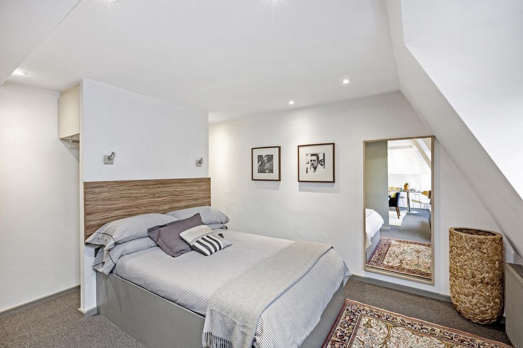 Property photo 3 of 7 Bedroom