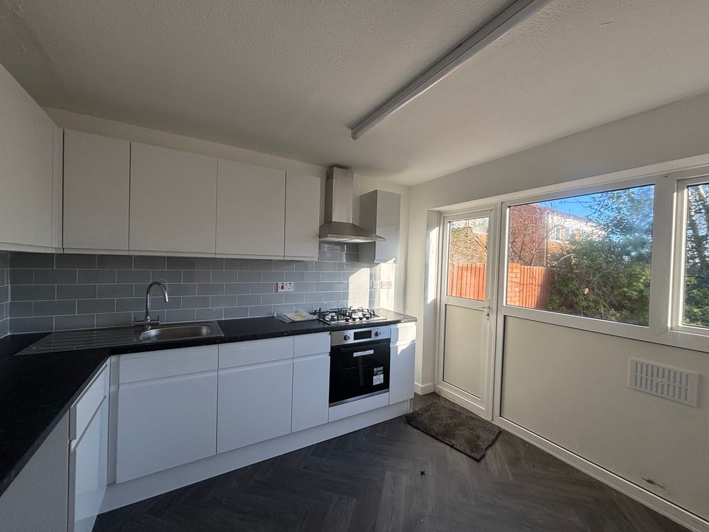 Property photo 2 of 11 Kitchen