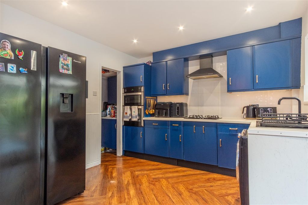 Property photo 3 of 21 Kitchen