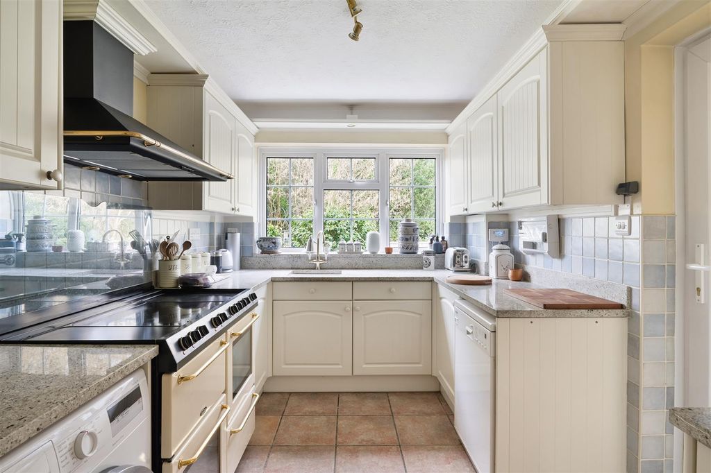 Property photo 3 of 20 Millstead Close, 11 (12).Jpg