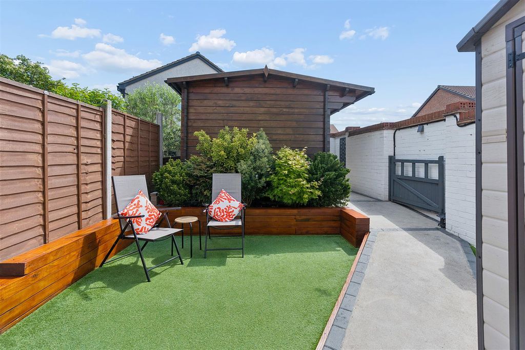 Property photo 2 of 10 21 Riversdale-Hr10.Jpg