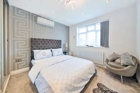 Property photo 1 of 24 4 Bed Detached Bungalow For Sale Bath Road, Slough Sl1