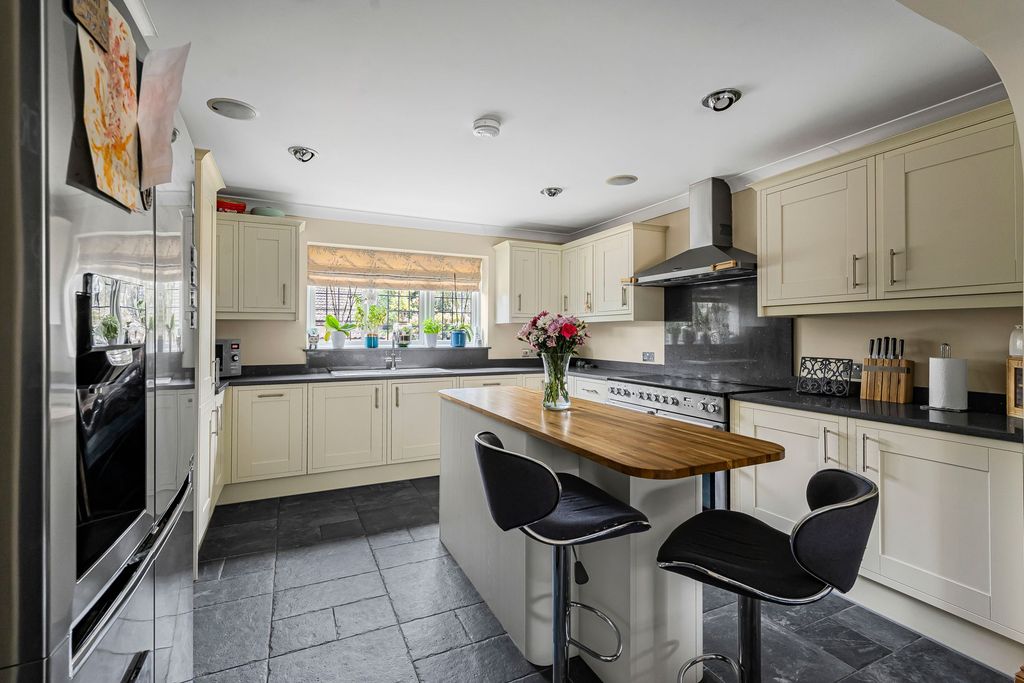 Property photo 2 of 27