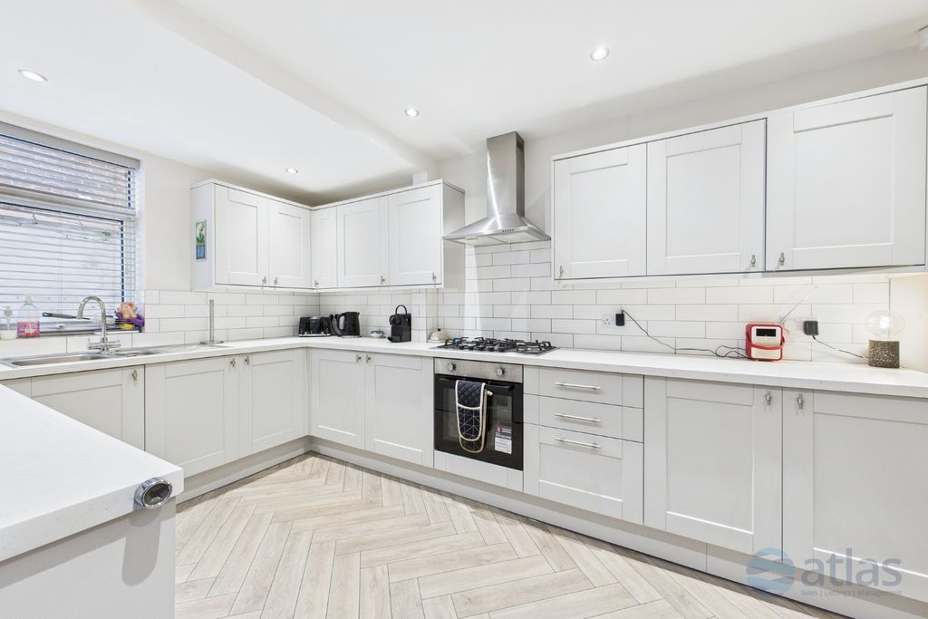 Property photo 2 of 18 Kitchen