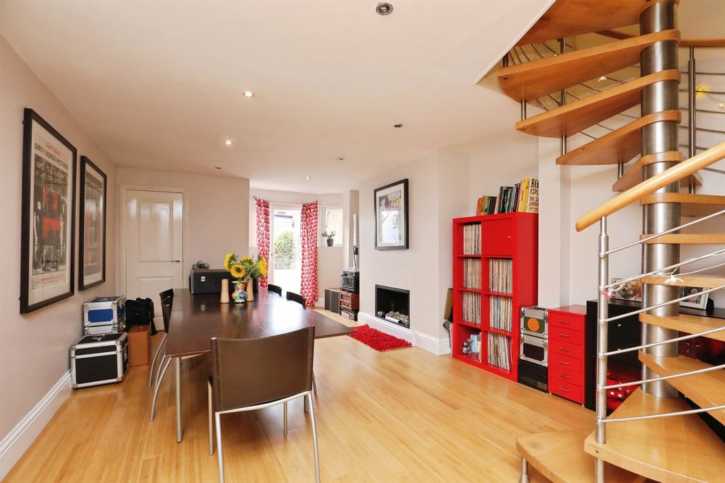 Property photo 3 of 17