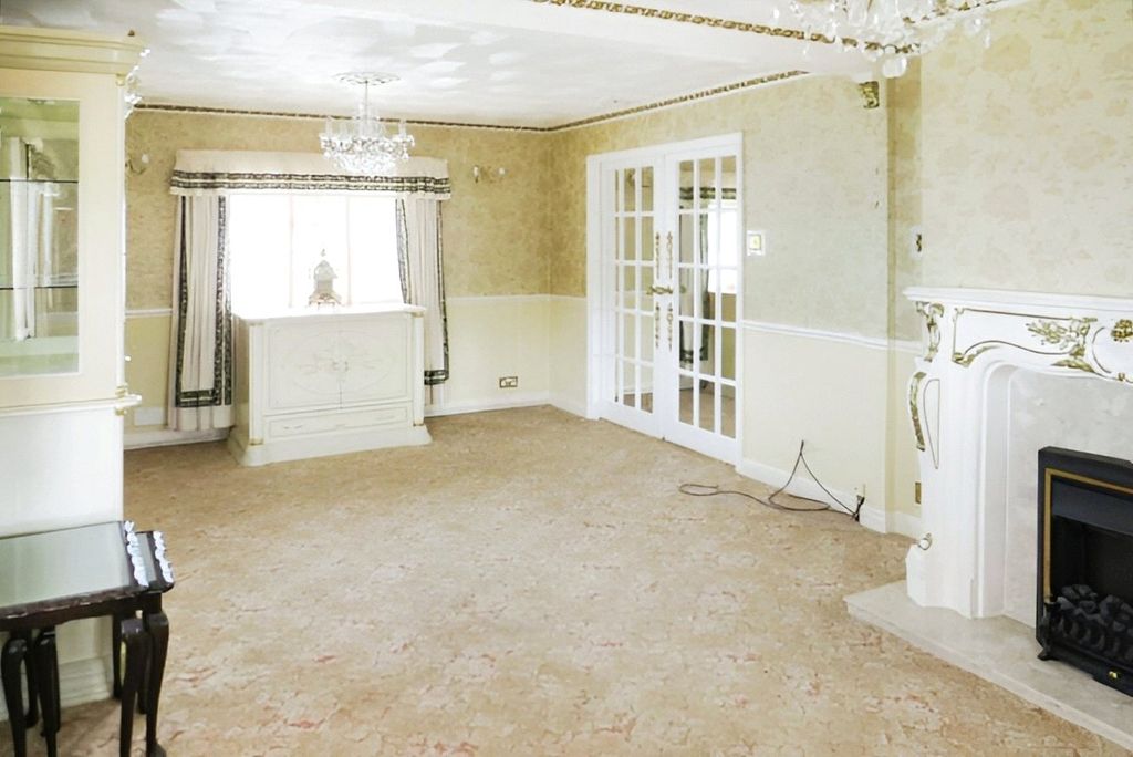 Property photo 3 of 13 Lounge