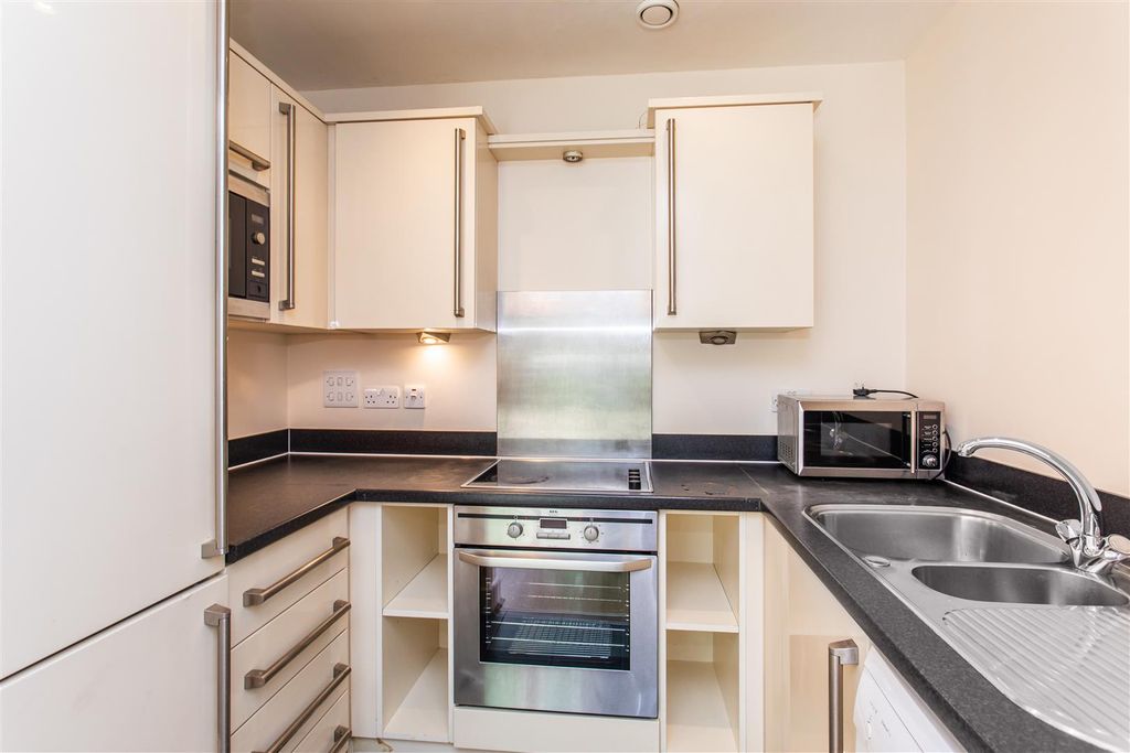 Property photo 3 of 12 Kitchen