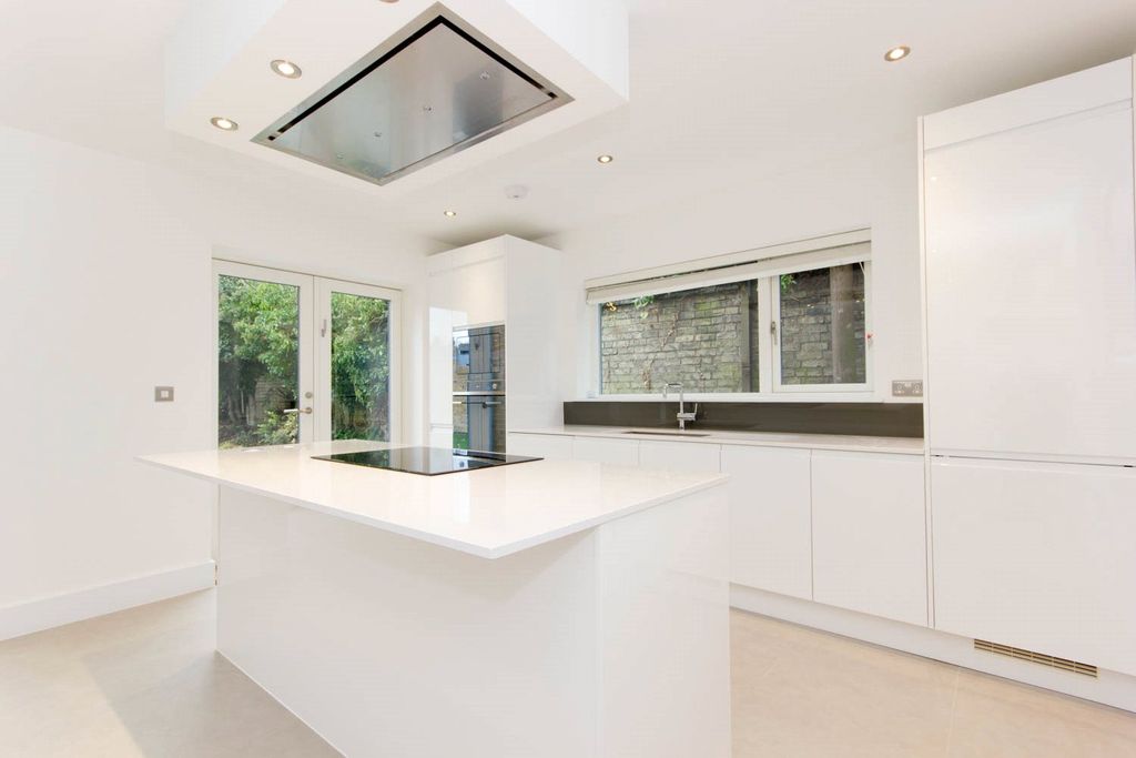 Property photo 3 of 14 Kitchen