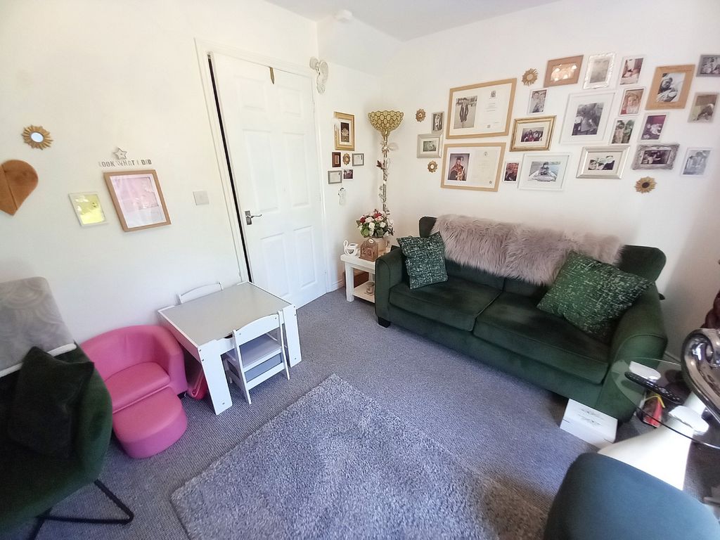 Property photo 3 of 12 Lounge