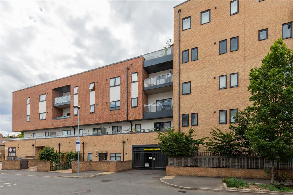 Property photo 1 of 17 Thornbury Way, E17