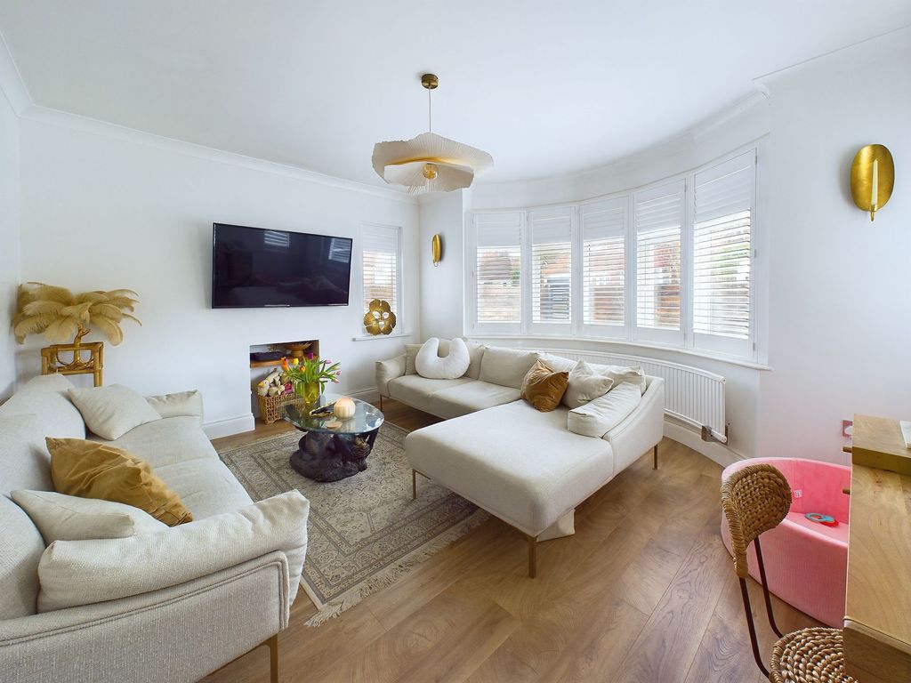 Property photo 2 of 19 Lounge