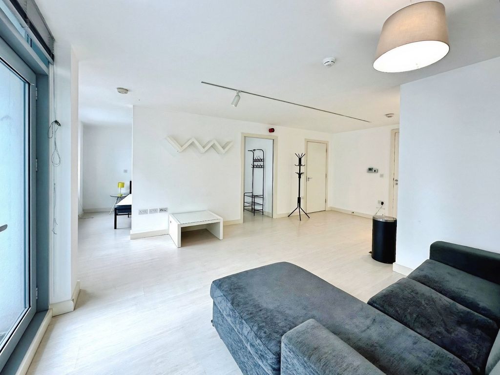 Property photo 2 of 8 Picture No. 14