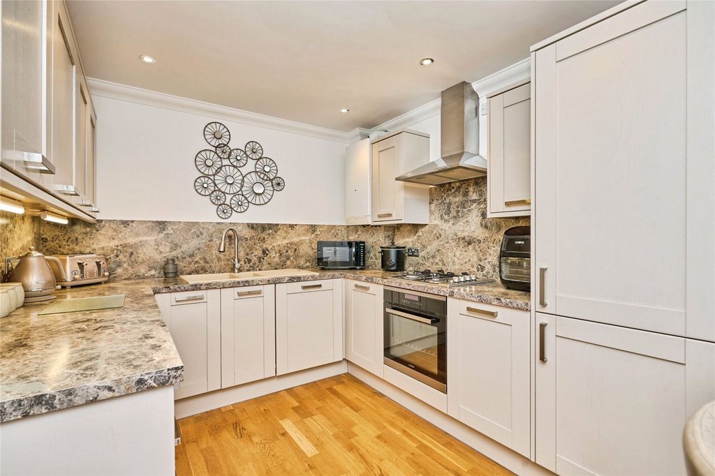 Property photo 3 of 18 Kitchen