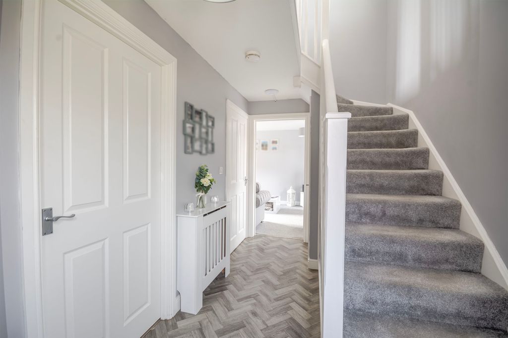 Property photo 2 of 19 Hallway