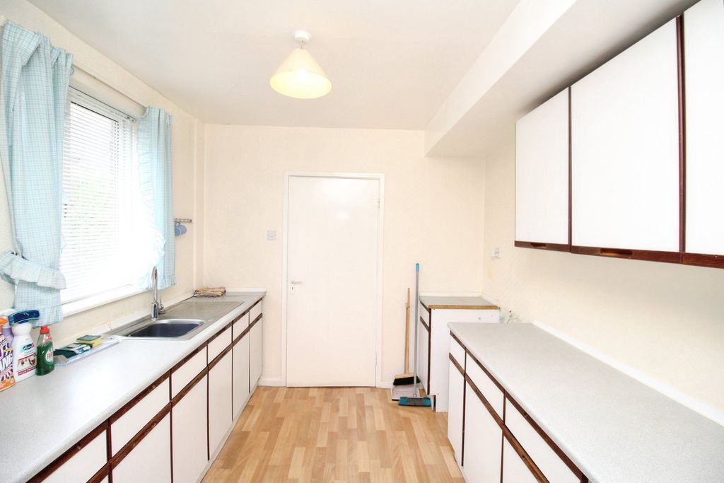 Property photo 3 of 17 Kitchen