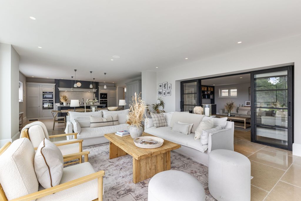 Property photo 3 of 36 Open Plan Family Area