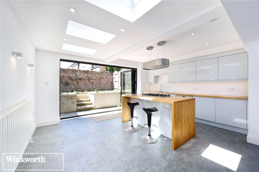 Property photo 2 of 22 Picture No. 19