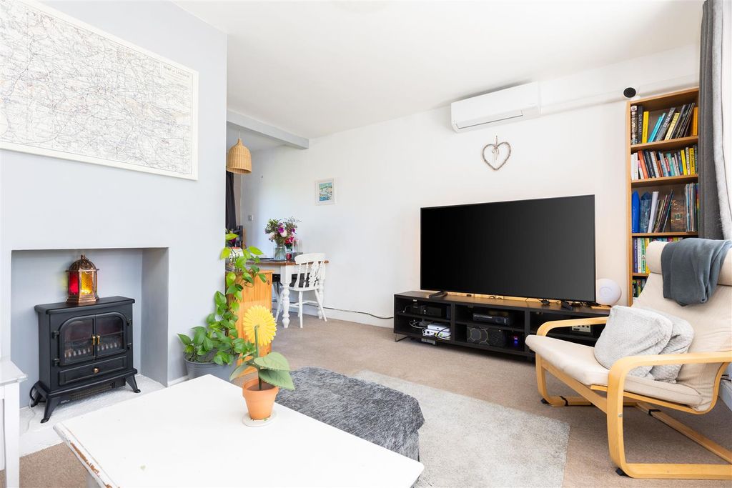 Property photo 3 of 20 Lounge